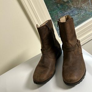 Teva Delavina Ladies 9.5  distressed brown leather boots, waterproof, gd.cond.